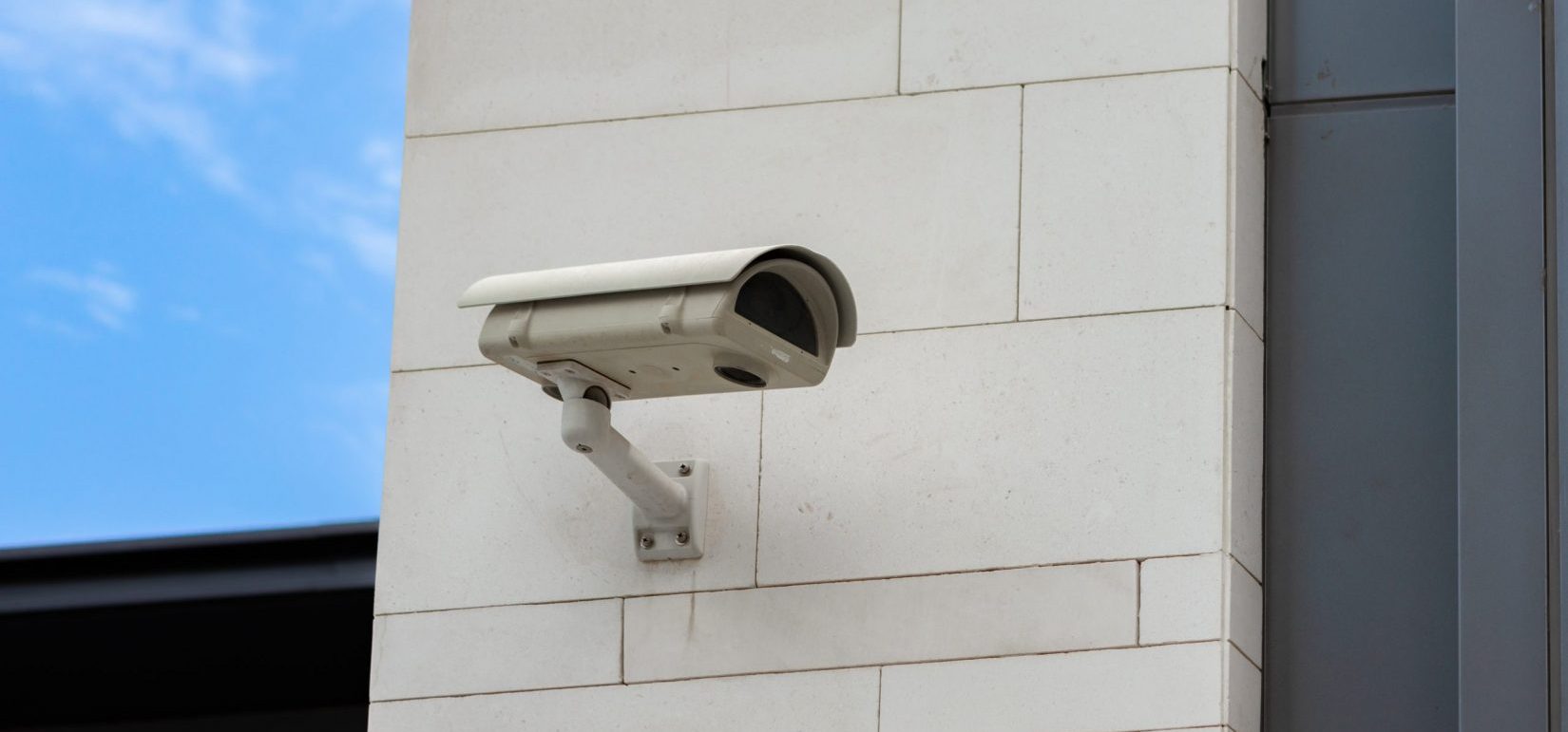 Featured image for “Mejorando la seguridad con cámaras inteligentes y control de acceso”